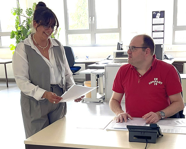 Alexander Brenk im Gespräch mit Kollegin Carla Stanitzki